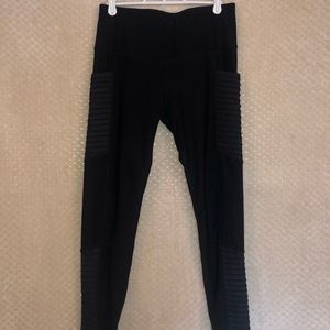Athletic leggings with pockets and ribbed detail